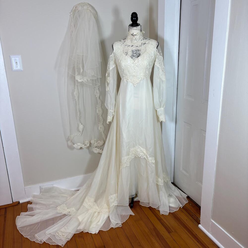 1970s authentic ILGWU vintage lace and chiffon wedding gown veil Ivory SZ 4/6